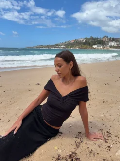 Design By Si Abigail off shoulder top - Sort Online