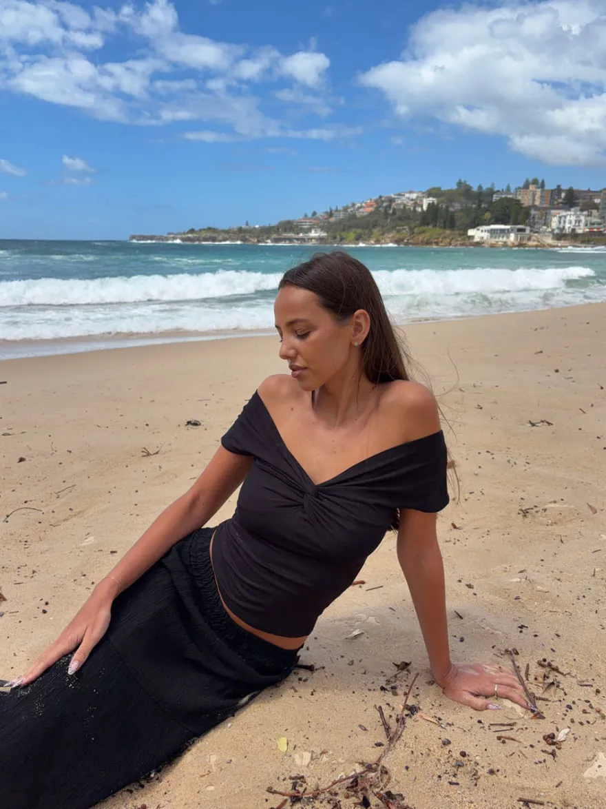 Design By Si Abigail off shoulder top - Sort Online