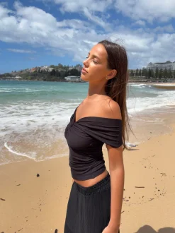 Design By Si Abigail off shoulder top - Sort Online