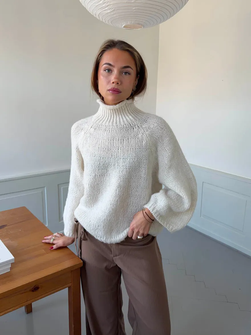 Design By Si Aire striktrøje med turtleneck - Off white Hot
