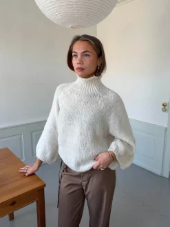 Design By Si Aire striktrøje med turtleneck - Off white Hot