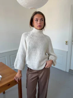 Design By Si Aire striktrøje med turtleneck - Off white Hot
