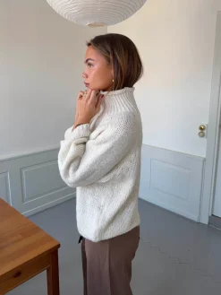 Design By Si Aire striktrøje med turtleneck - Off white Hot