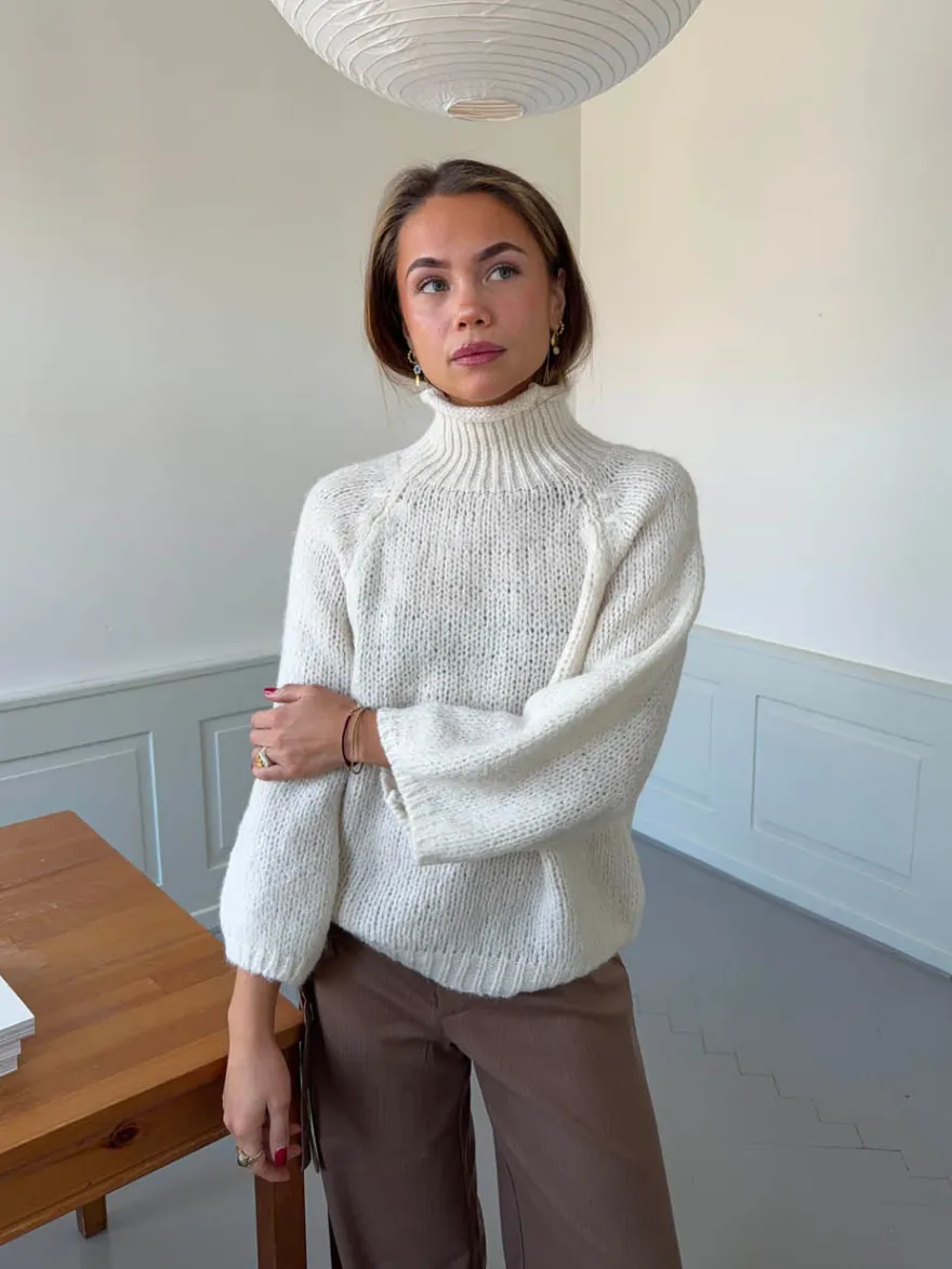 Design By Si Aire striktrøje med turtleneck - Off white Hot