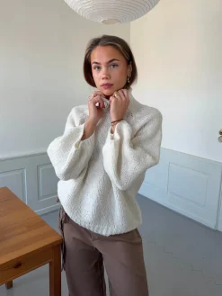 Design By Si Aire striktrøje med turtleneck - Off white Hot
