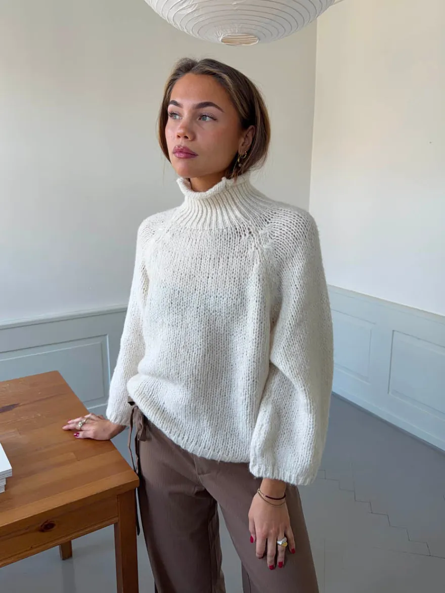 Design By Si Aire striktrøje med turtleneck - Off white Hot