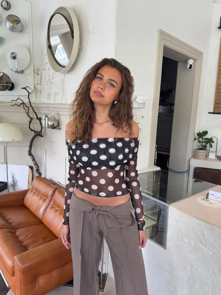 Design By Si Alba off shoulder top med polkaprikker - Sort/hvid Sale