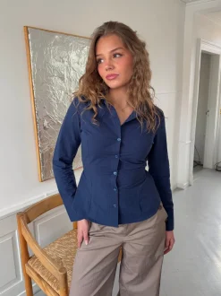 Design By Si Alberte figursyet skjorte - Navy New