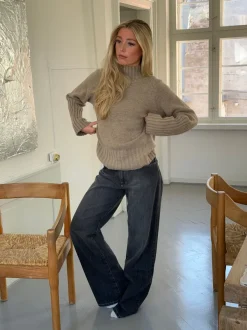 Design By Si Alyssa striktrøje med høj hals - Beige Online