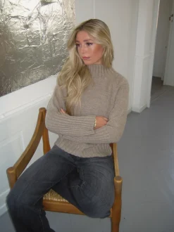 Design By Si Alyssa striktrøje med høj hals - Beige Online
