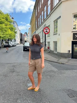 Design By Si Amaia bermudashorts med hvidt bånd - Beige Clearance