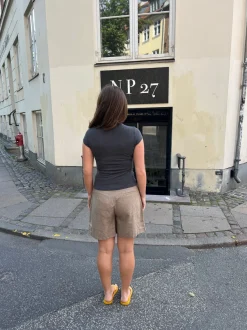 Design By Si Amaia bermudashorts med hvidt bånd - Beige Clearance