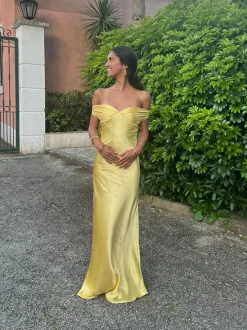 Design By Si Andie off shoulder satinkjole - Gul Hot