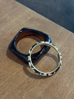 Design By Si Arna armbånd med blomster - Sort/guld