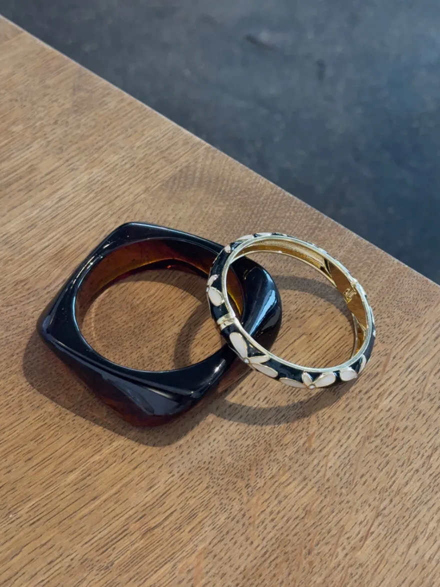 Design By Si Arna armbånd med blomster - Sort/guld