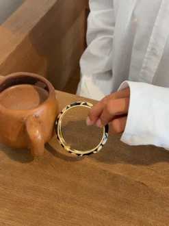Design By Si Arna armbånd med blomster - Sort/guld