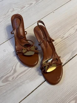 Design By Si Aya stiletter med guld- og sløjfedetalje - Brun/guld Clearance