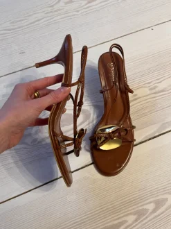 Design By Si Aya stiletter med guld- og sløjfedetalje - Brun/guld Clearance