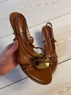Design By Si Aya stiletter med guld- og sløjfedetalje - Brun/guld Clearance