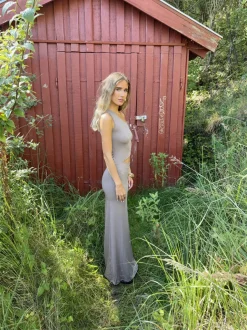 Design By Si Baili maxi kjole med snit - Taupe Clearance