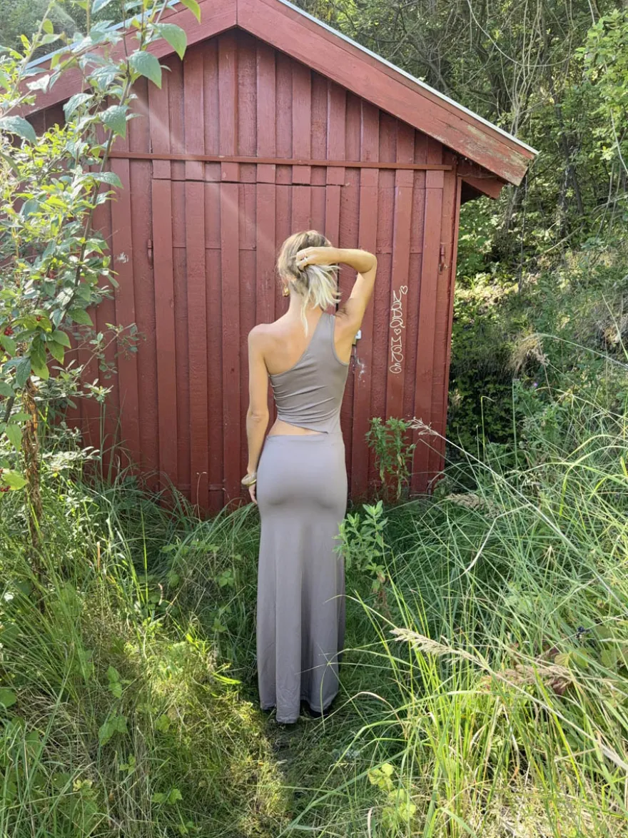 Design By Si Baili maxi kjole med snit - Taupe Clearance
