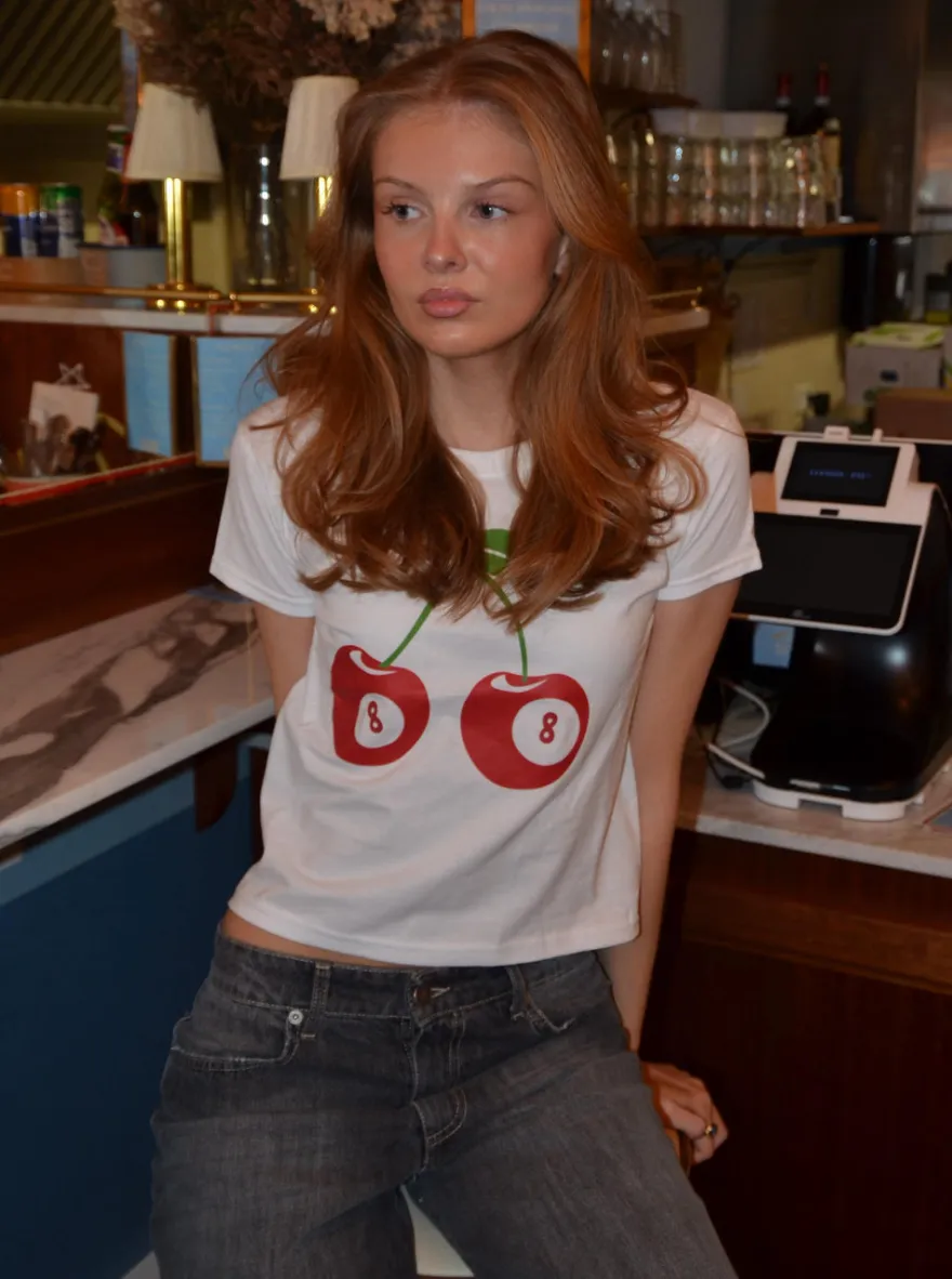 Design By Si 8-ball kirsebær baby tee- hvid New