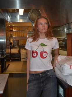 Design By Si 8-ball kirsebær baby tee- hvid New