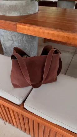Design By Si Barcelona skuldertaske i ruskind - Mørkebrun Best