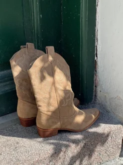Design By Si Bassau Cowboystøvler i beige imiteret ruskind Outlet