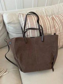 Design By Si Bergen skuldertaske i ruskind - Brun Outlet