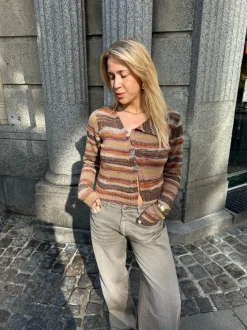 Design By Si Bernie strik med knapper og striber - Brun Hot