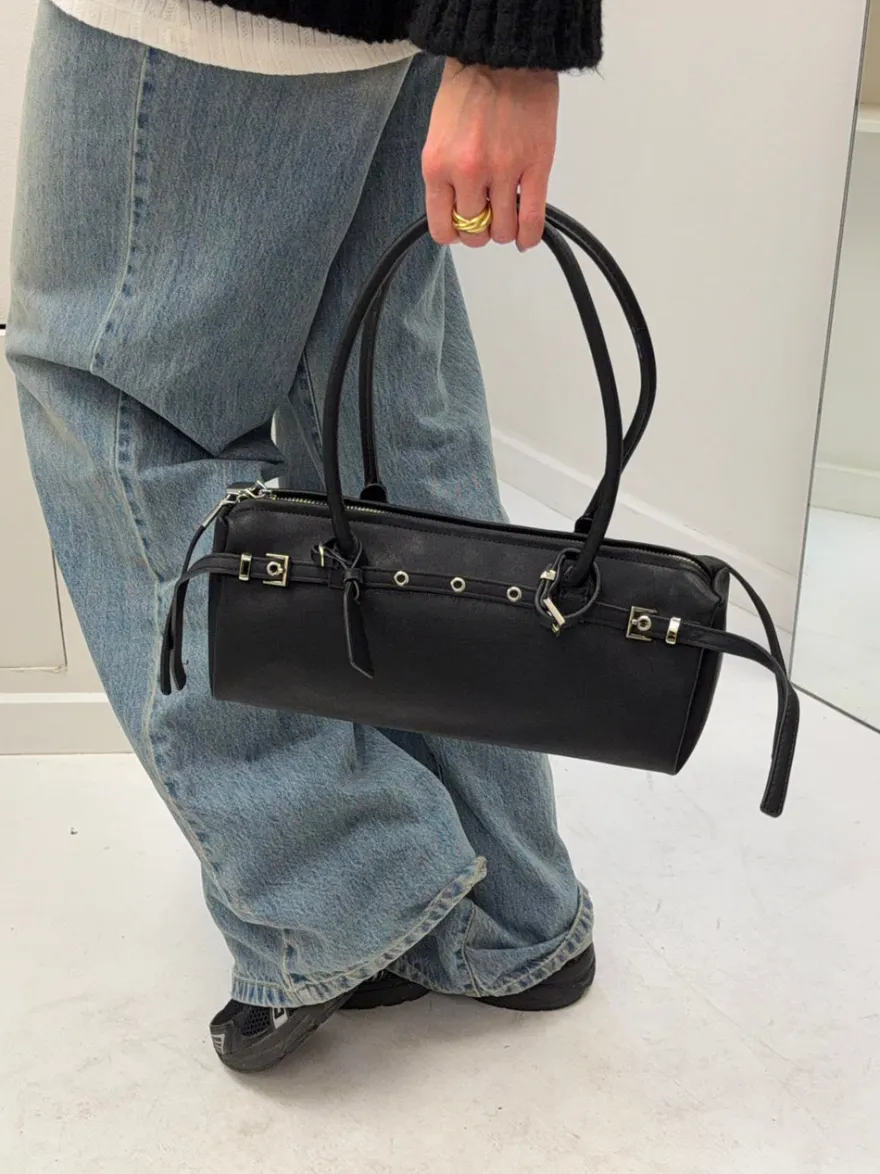 Design By Si Bobby håndtaske med metalknapper - Sort Outlet