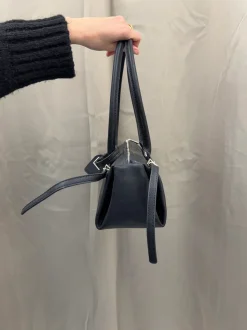 Design By Si Bobby håndtaske med metalknapper - Sort Outlet