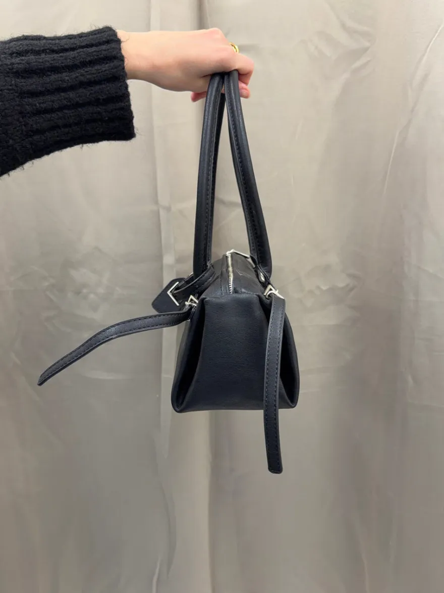 Design By Si Bobby håndtaske med metalknapper - Sort Outlet
