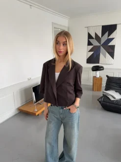 Design By Si Carolyn cropped blazer - Brun Online