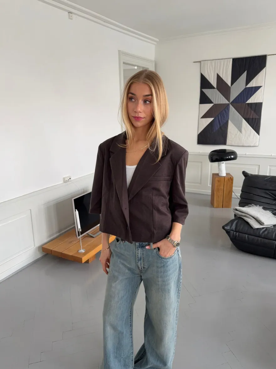 Design By Si Carolyn cropped blazer - Brun Online