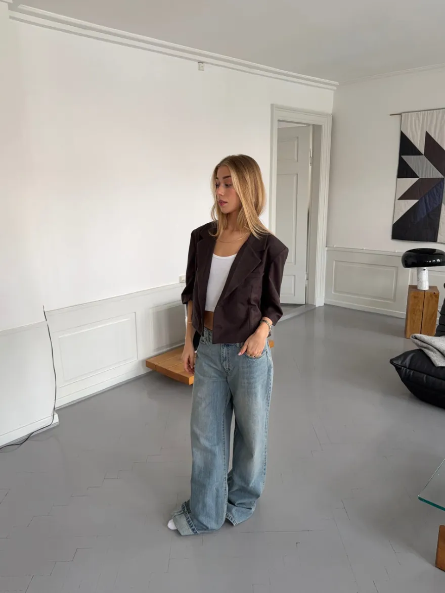 Design By Si Carolyn cropped blazer - Brun Online