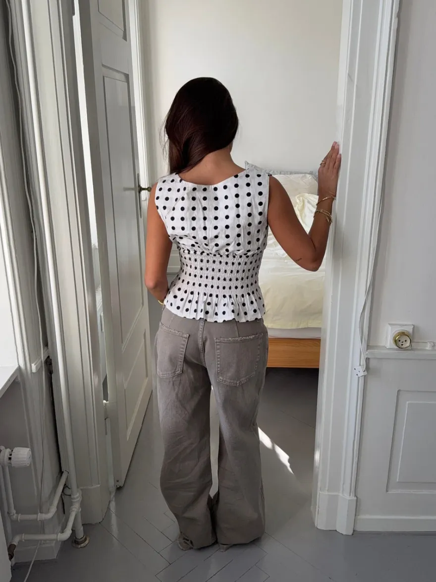 Design By Si Cathrine smocktop med polkaprikker - Hvid/sort New