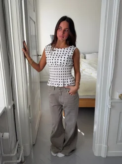 Design By Si Cathrine smocktop med polkaprikker - Hvid/sort New