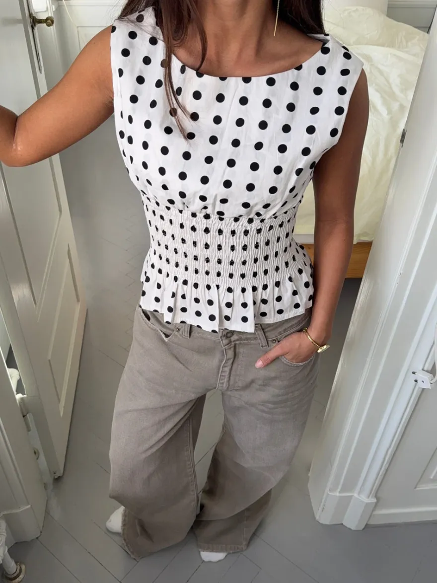 Design By Si Cathrine smocktop med polkaprikker - Hvid/sort New