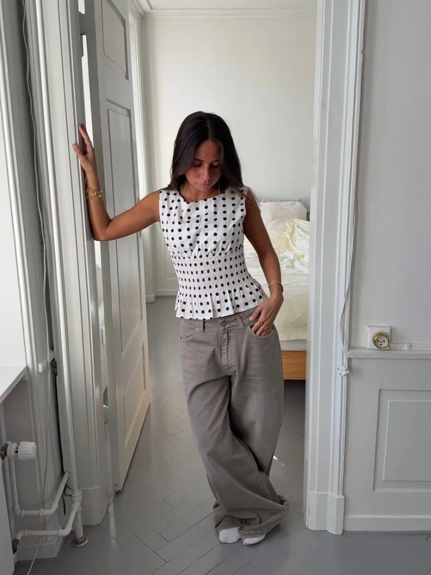 Design By Si Cathrine smocktop med polkaprikker - Hvid/sort New