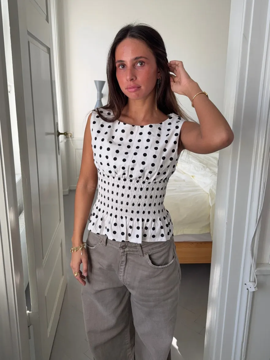 Design By Si Cathrine smocktop med polkaprikker - Hvid/sort New