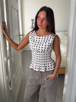 Design By Si Cathrine smocktop med polkaprikker - Hvid/sort New
