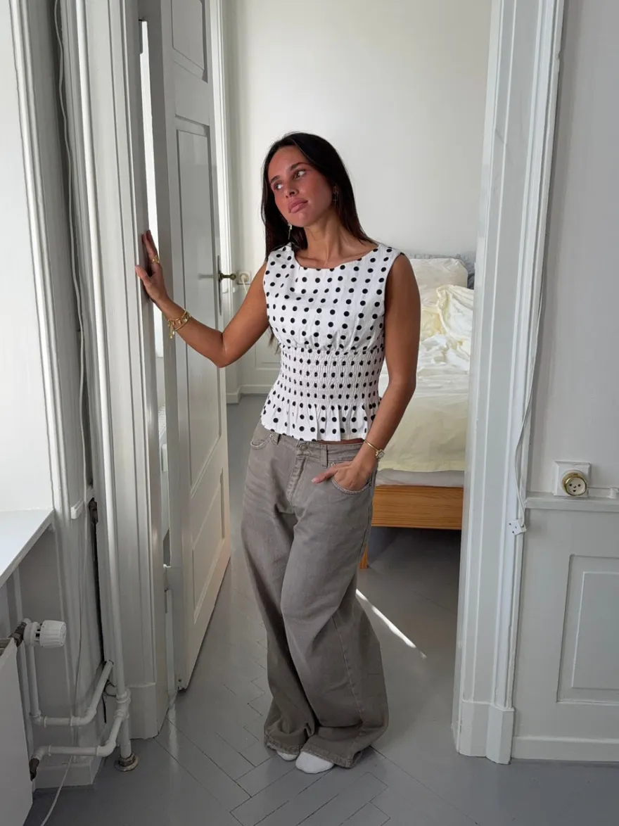Design By Si Cathrine smocktop med polkaprikker - Hvid/sort New