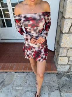 Design By Si Chila off shoulder kjole med blomster - Hvid/sort/rød