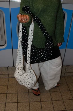 Design By Si Cia skuldertaske med polka prikker - Sort New