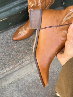 Design By Si Cille cowboystøvler i imiteret læder - Brun Online