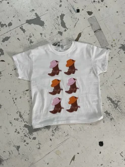 Design By Si Cowboy boots baby tee - Hvid Clearance