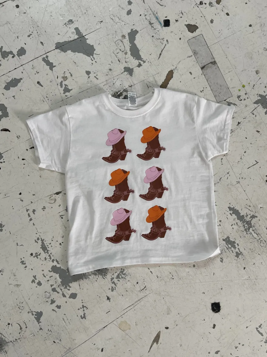 Design By Si Cowboy boots baby tee - Hvid Clearance