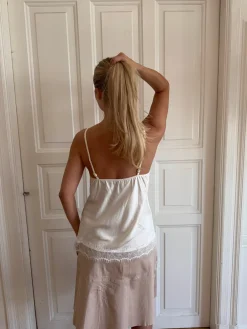 Design By Si Daniana satintop med blonder - Hvid Best